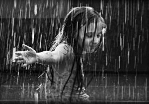 Dziewczynka tańcząca w deszczu